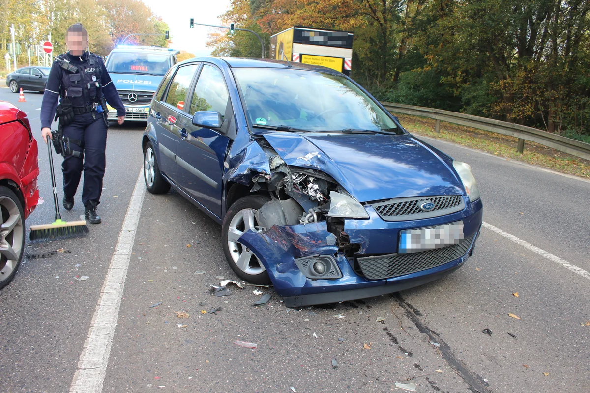 Langenfeld NW - Drei Autos an einem Auffahrunfall beteiligt 