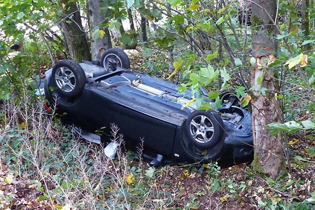 Zwei Schwerverletzte in Wiehl - 18-jährige und ihre 13-jährige Schwester bei Unfall auf nasser Fahrbahn verletzt