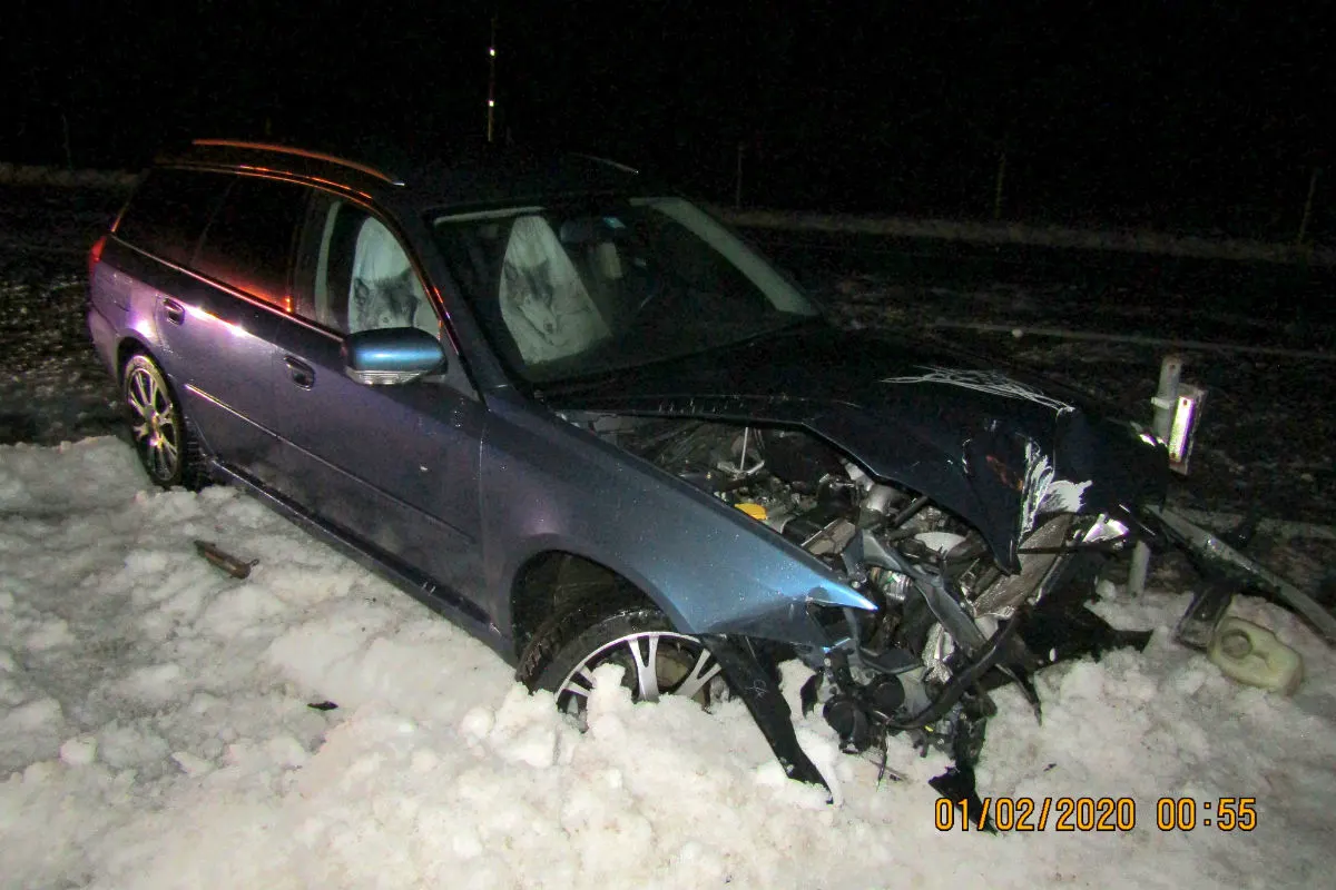 Engi GL - Kontrolle über Subaru auf glatter Strasse verloren