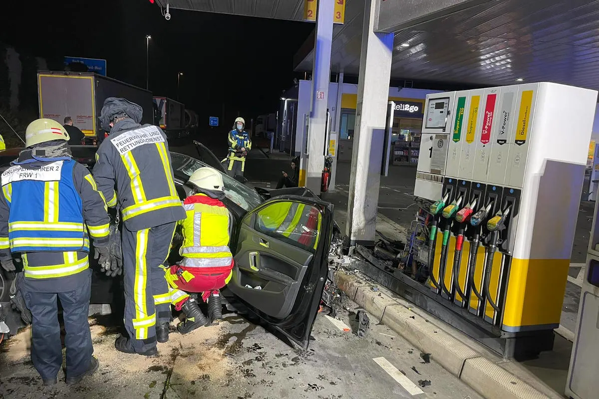 A40 Bochum – Vier Schwerverletzte, Auto fährt in die Tankstelle