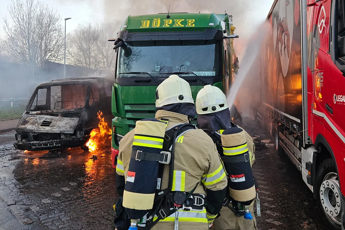 A2 Lehrte – Brand eines Transporters greift auf zwei Lkw über