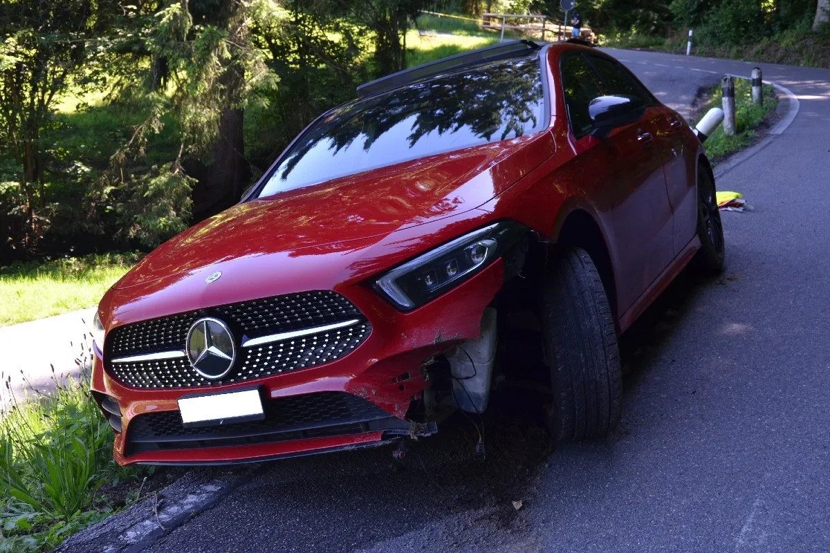Wienacht AR - 49-jährige verliert Kontrolle über Mercedes