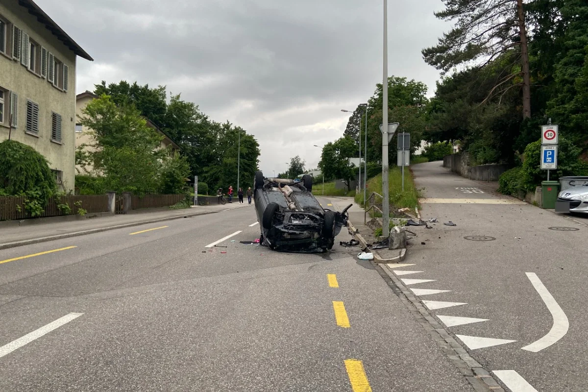 Autolenker weicht in Aarau Katze aus und landet auf dem Dach!