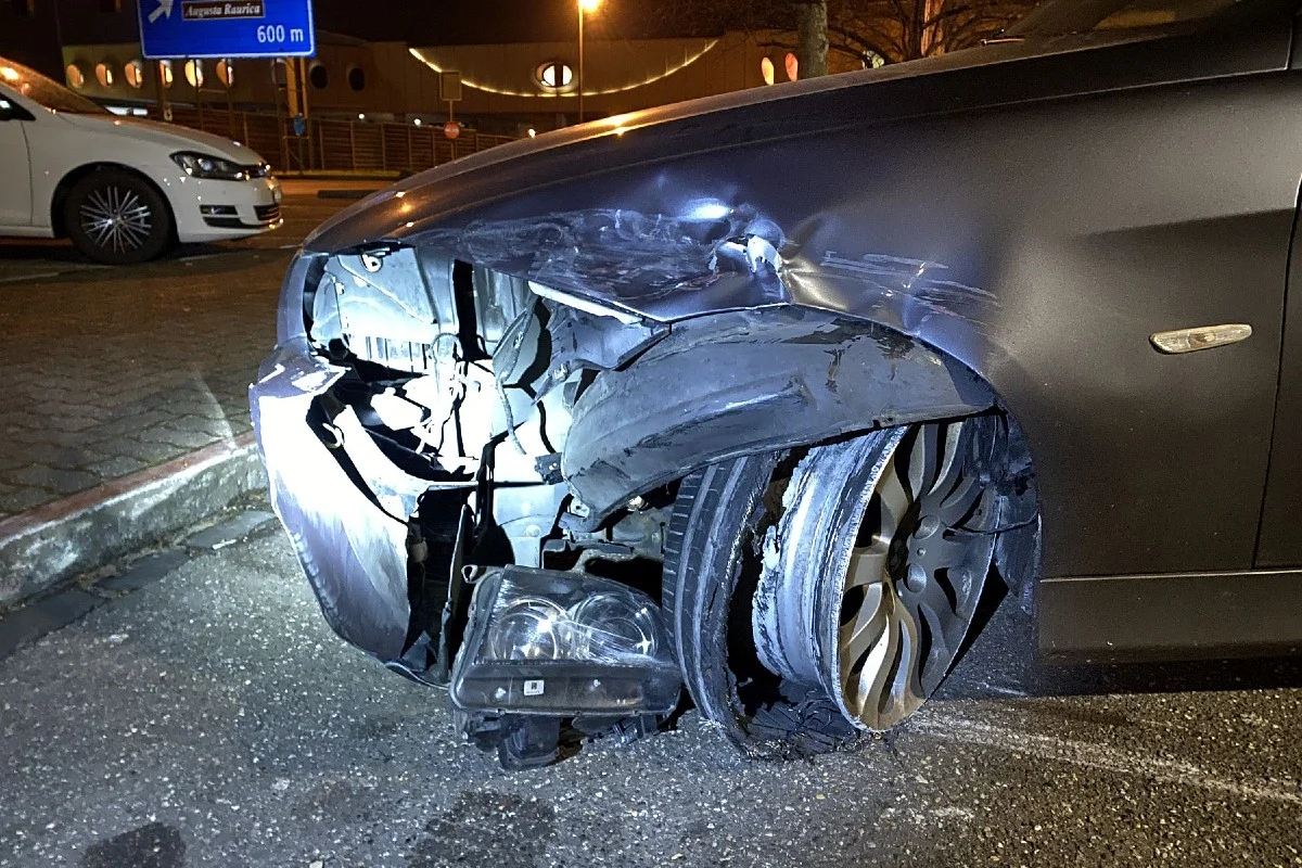 Unfall in Pratteln BL - BMW fährt auf der A2 auf Golf auf 