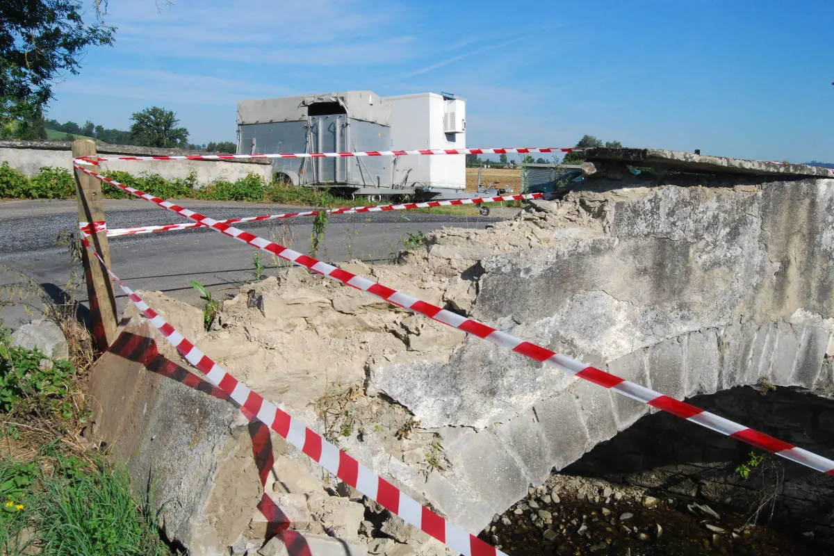 Ruswil LU - Nach Kollision mit Steinbrücke weitergefahren – Polizei sucht Zeugen