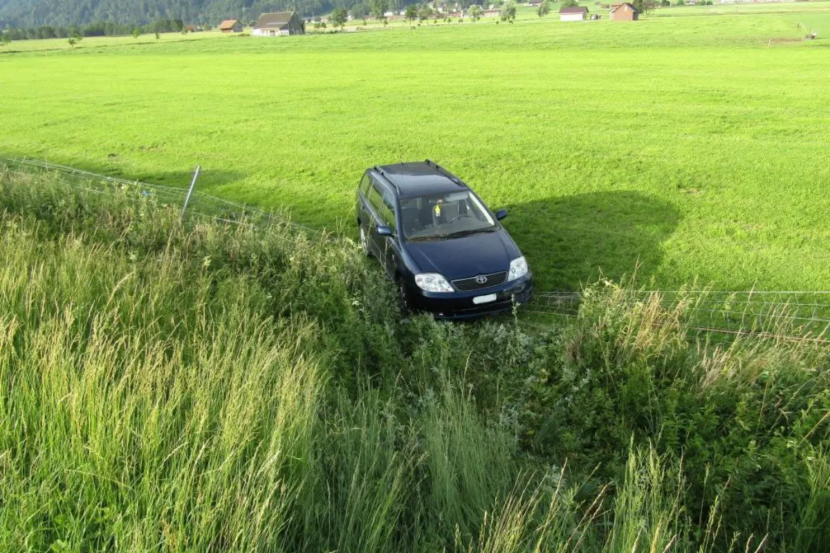 Bilten GL - Auto landet auf der Wiese