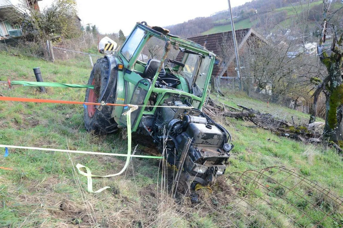Ziefen BL - Traktor überschlägt sich - eine Person verletzt