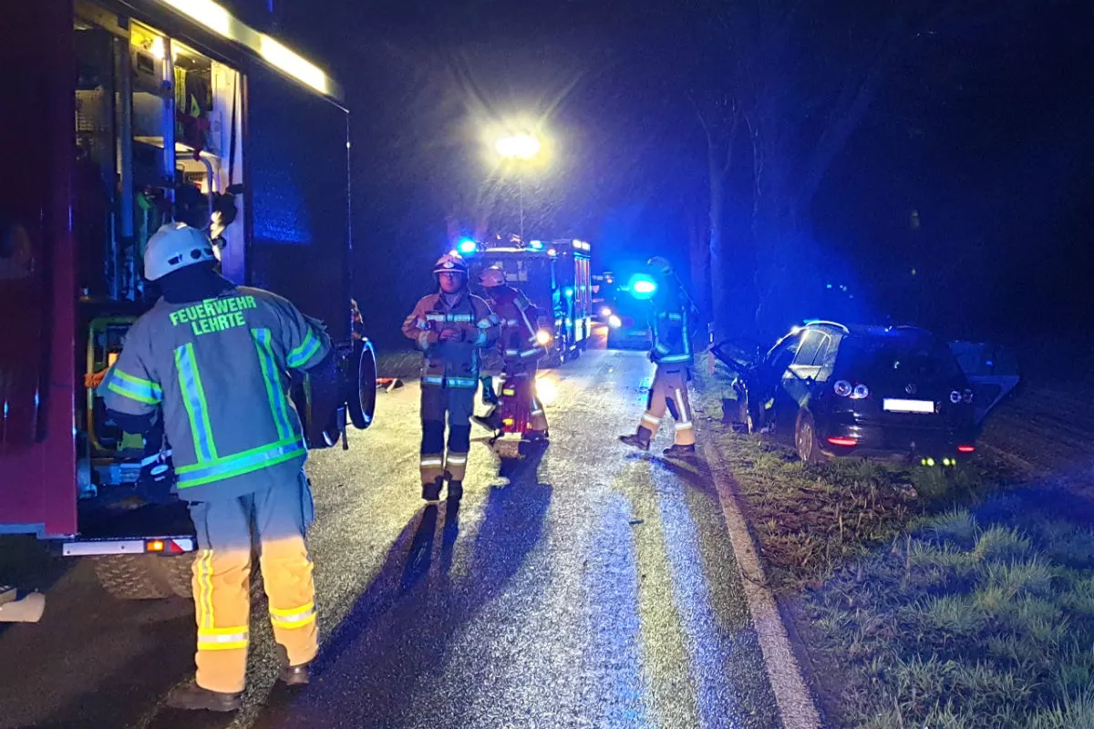 Auto gegen Baum geprallt