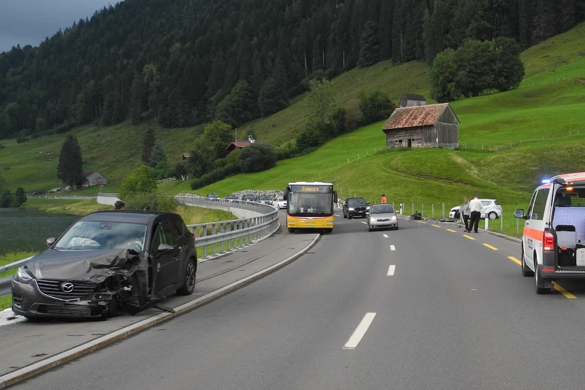 Heftiger Crash in Gross SZ - Überholmanöver von zwei Autos geht schief und endet in einer Frontalkollision