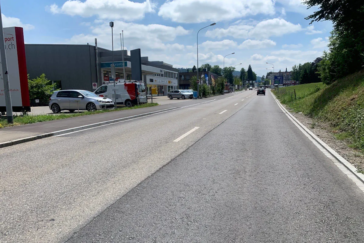 St.Gallen – Fahrradlenker erleidet Kopfverletzungen bei Unfall