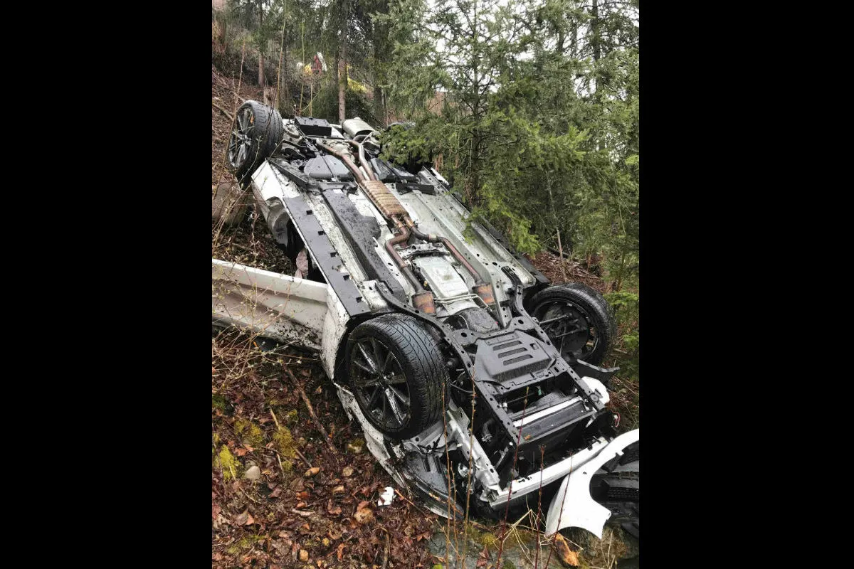 Lütisburg SG - Auto überschlägt sich