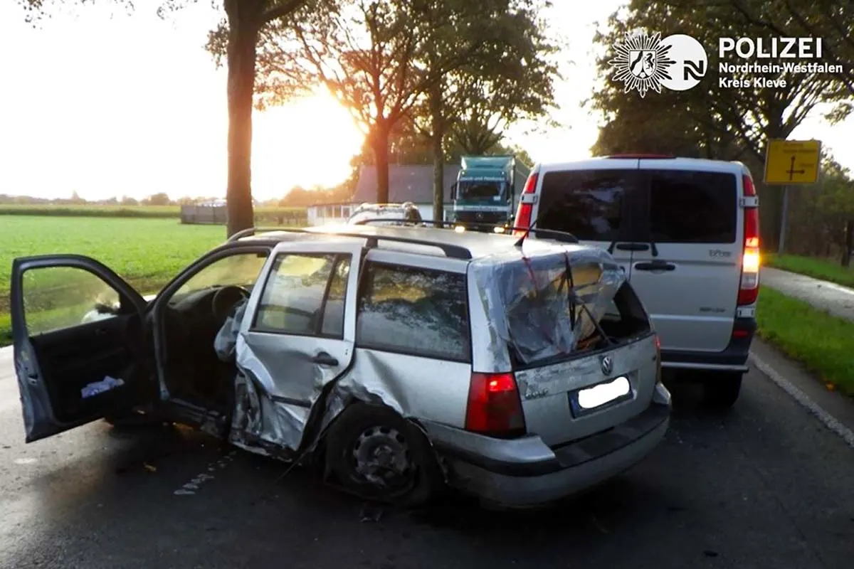 Unfall mit vier Autos in Kerken-Nieukerk - Drei Personen bei Verkehrsunfall verletzt