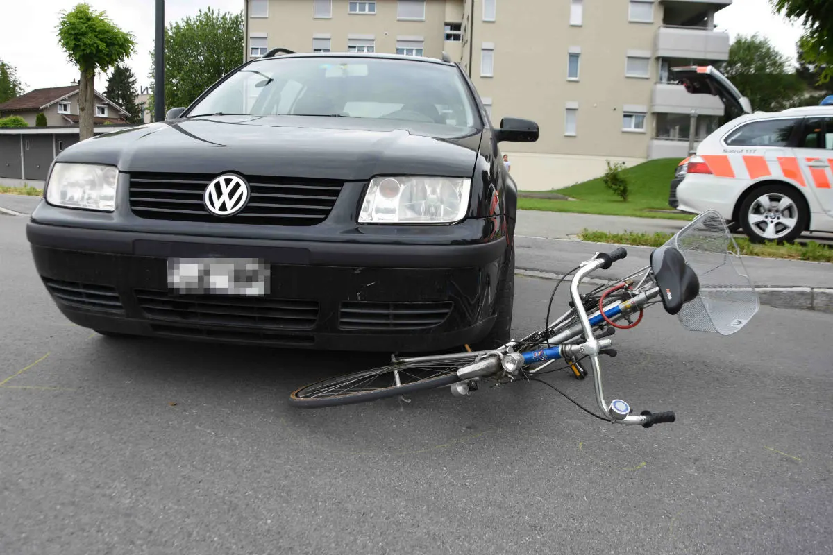  Oberriet SG - Autofahrer nimmt Velofahrerin Vortritt weg