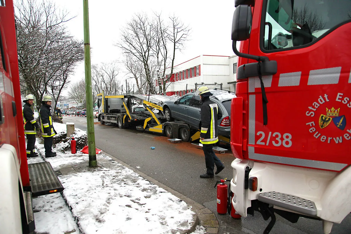 Mercedes-Kombi fährt Autotransporter hinauf