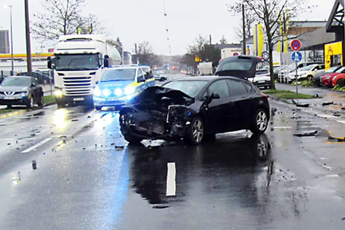 Langenfeld - Verkehrsunfall mit mehreren verletzten Personen