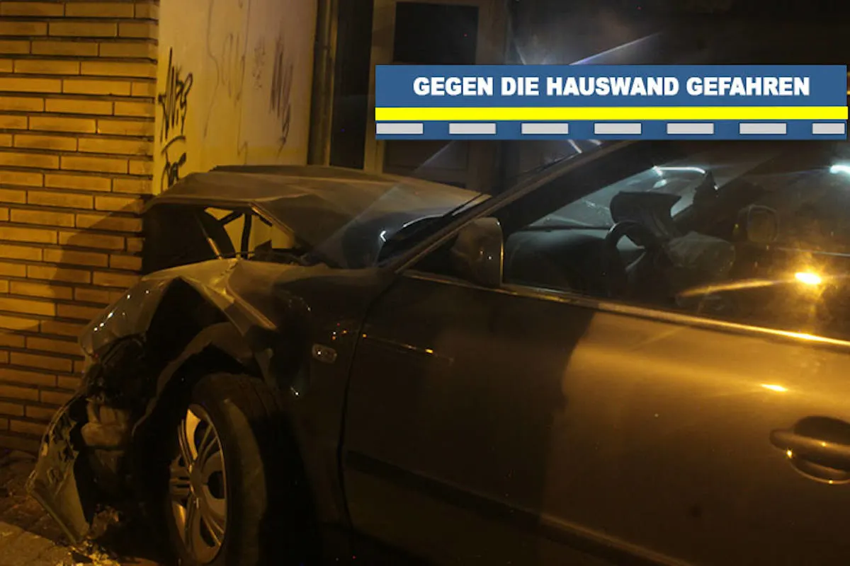 Duisburg-Fahrn – Auto fährt gegen ein Häuserwand