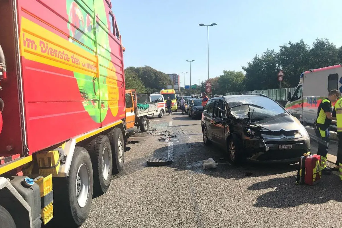 Münchenstein BL - Personenwagen fährt in Lieferwagen des Tiefbauamts Basel-Landschaft