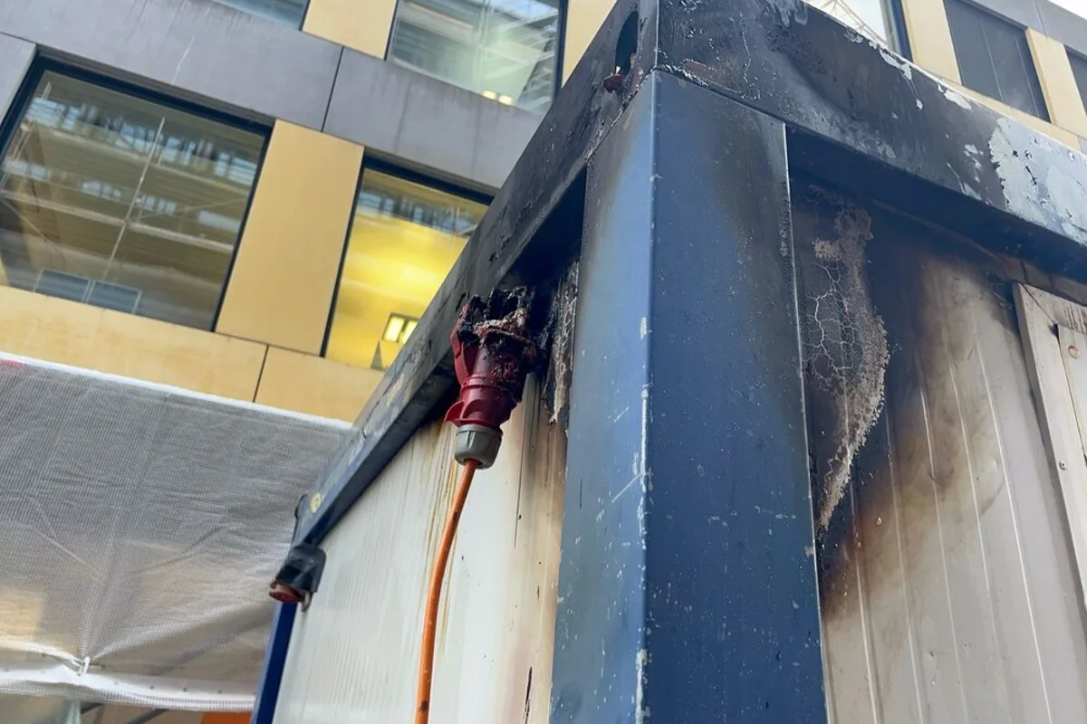 Satdt St. Gsllen - Baucontainer gerät in Brand