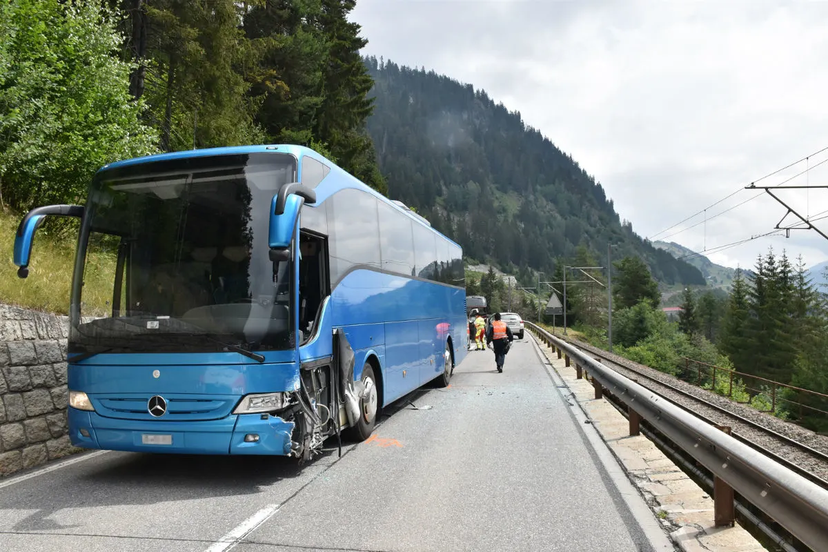 Disentis/Mustér GR - Reisebus und Auto miteinander kollidiert