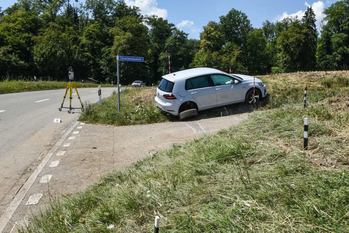 Buchs ZH - Mitfahrer bei Selbstunfall verletzt