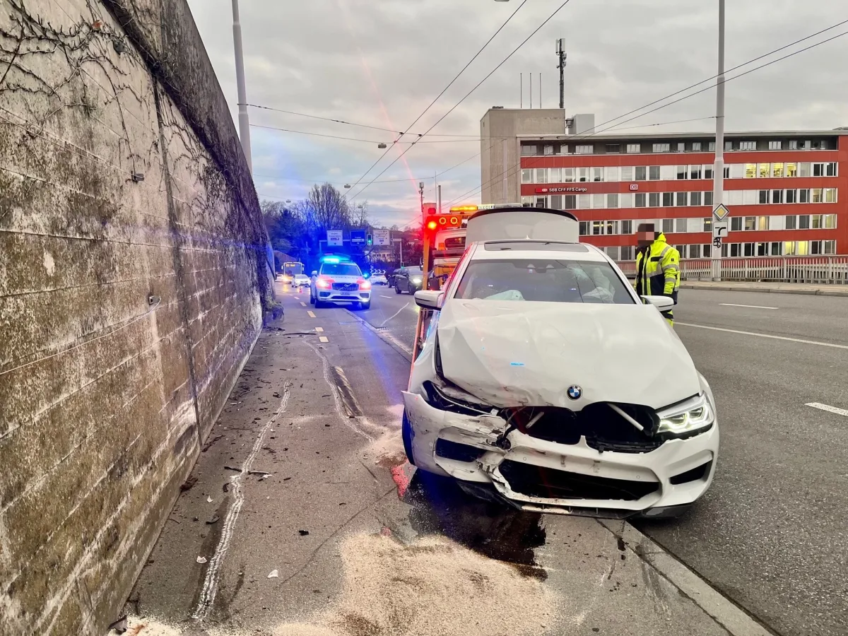 Stadt Schaffhausen – Auto kollidiert mit Betonwand