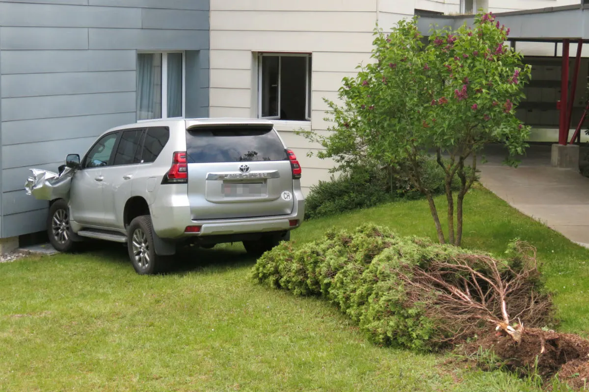 Baden AG - Auto kracht in Hausfassade