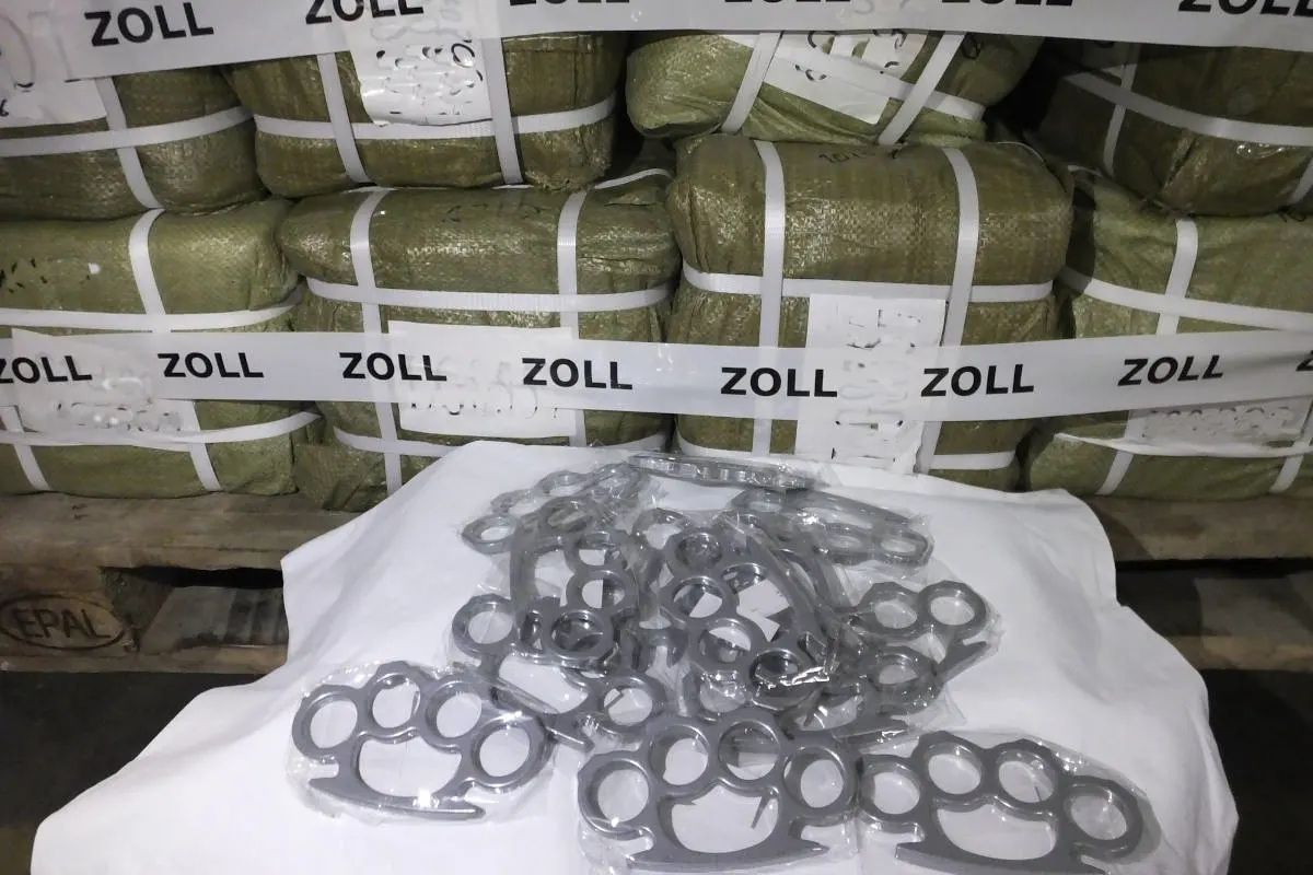 Hamburg – Zoll findet 6.000 Schlagringe