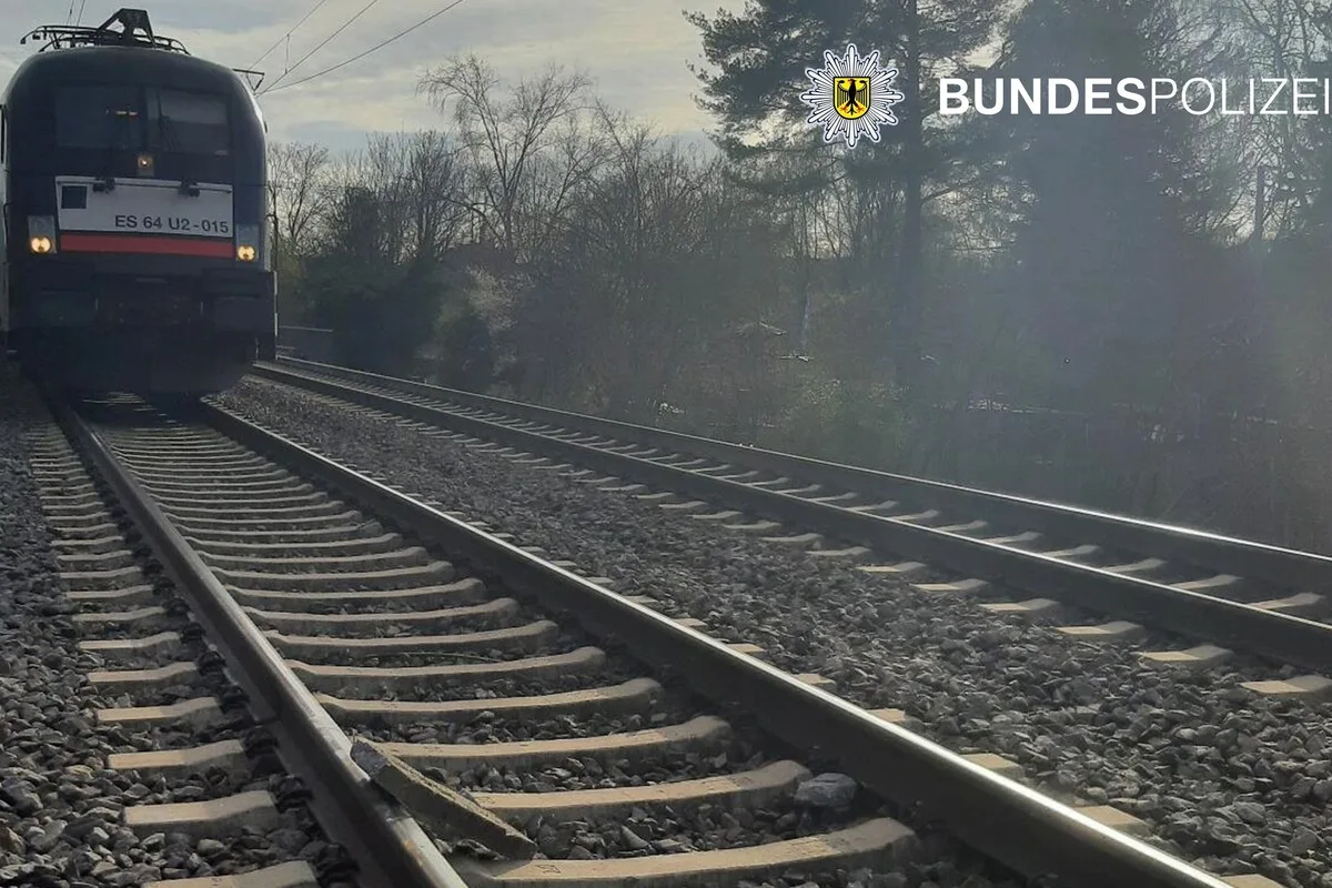 München - Steinplatte auf Gleise gelegt 
