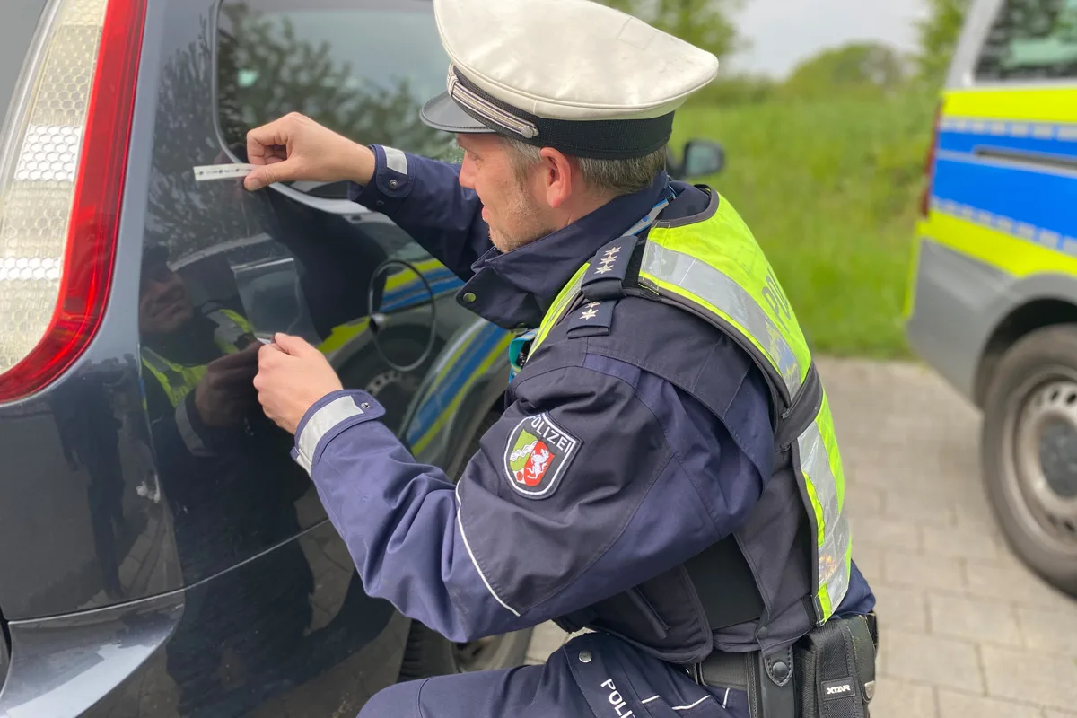 Polizei sucht Zeugen in Langenfeld NW – Unfallflucht nach Beschädigung von Ford Focus