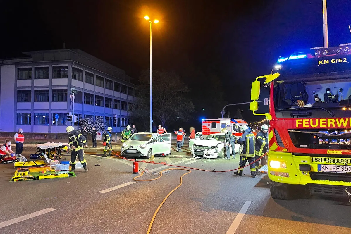 Konstanz – Zwei Personen nach Unfall in Fahrzeug eingeklemmt