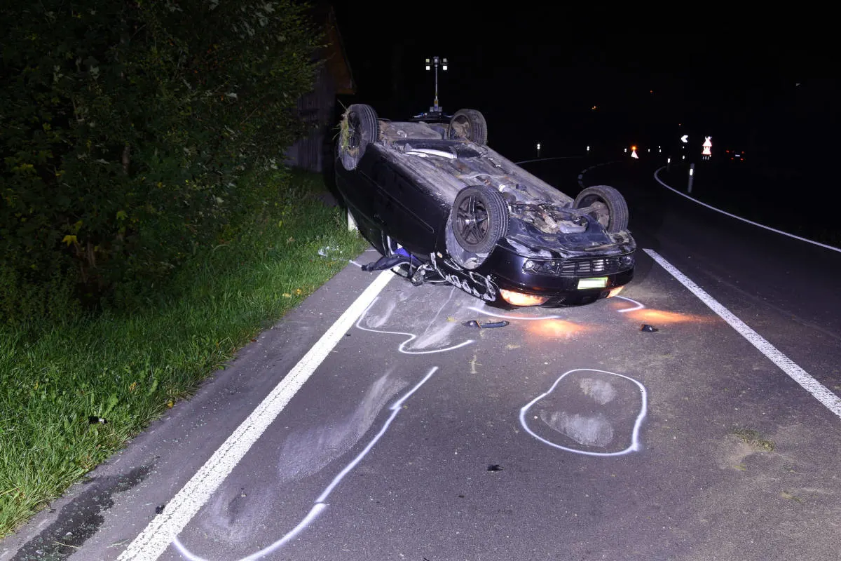 Uetliburg SG – Autofahrerin landet fahrunfähig auf dem Dach