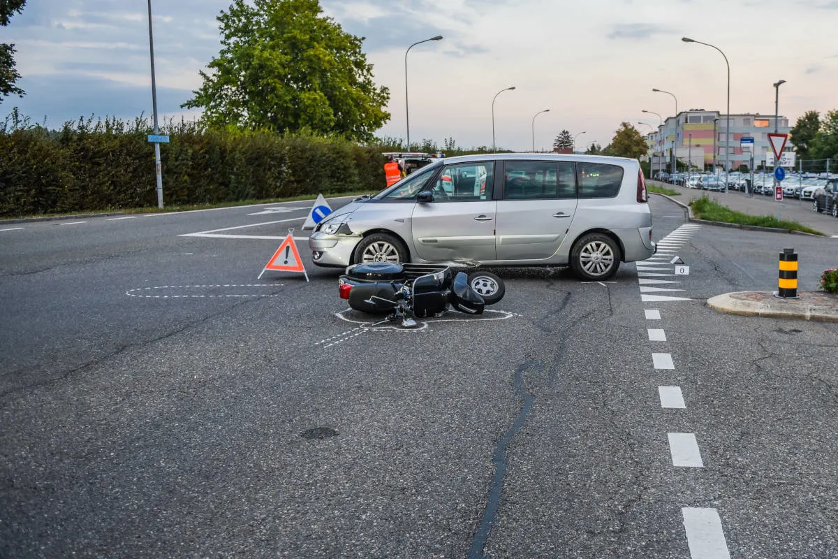 Dübendorf ZH - Kollision fordert schwer verletzten Motorradfahrer
