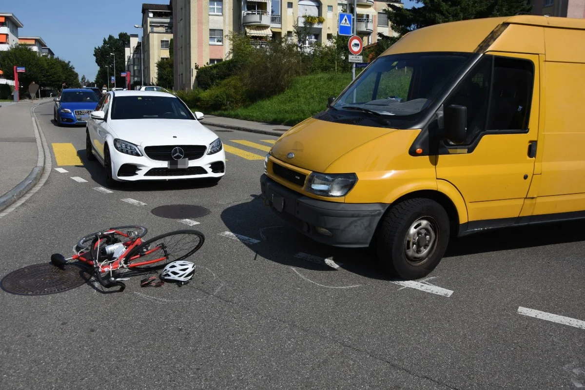 Rapperswil-Jona SG - Lieferwagen prallt in Velofahrer und verletzt ihn leicht