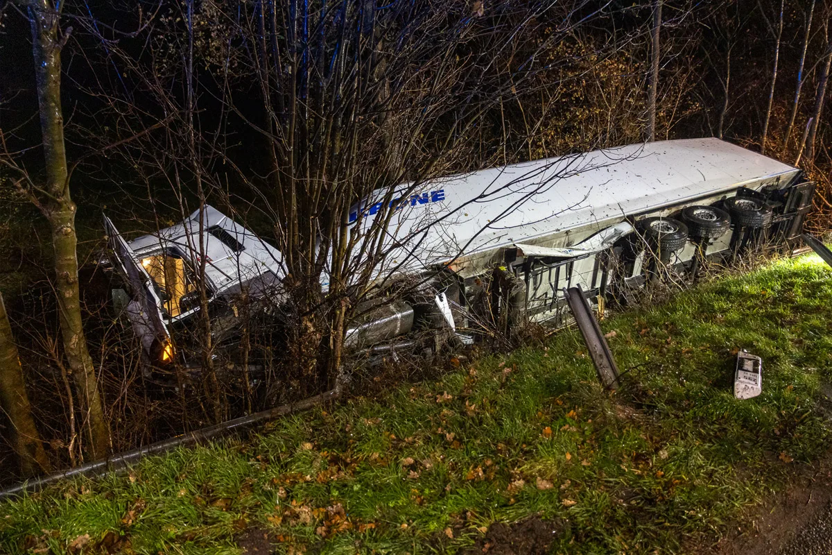 Porta Westfalica NW – Lkw durchbricht Leitplanke und stürzt Böschung hinab