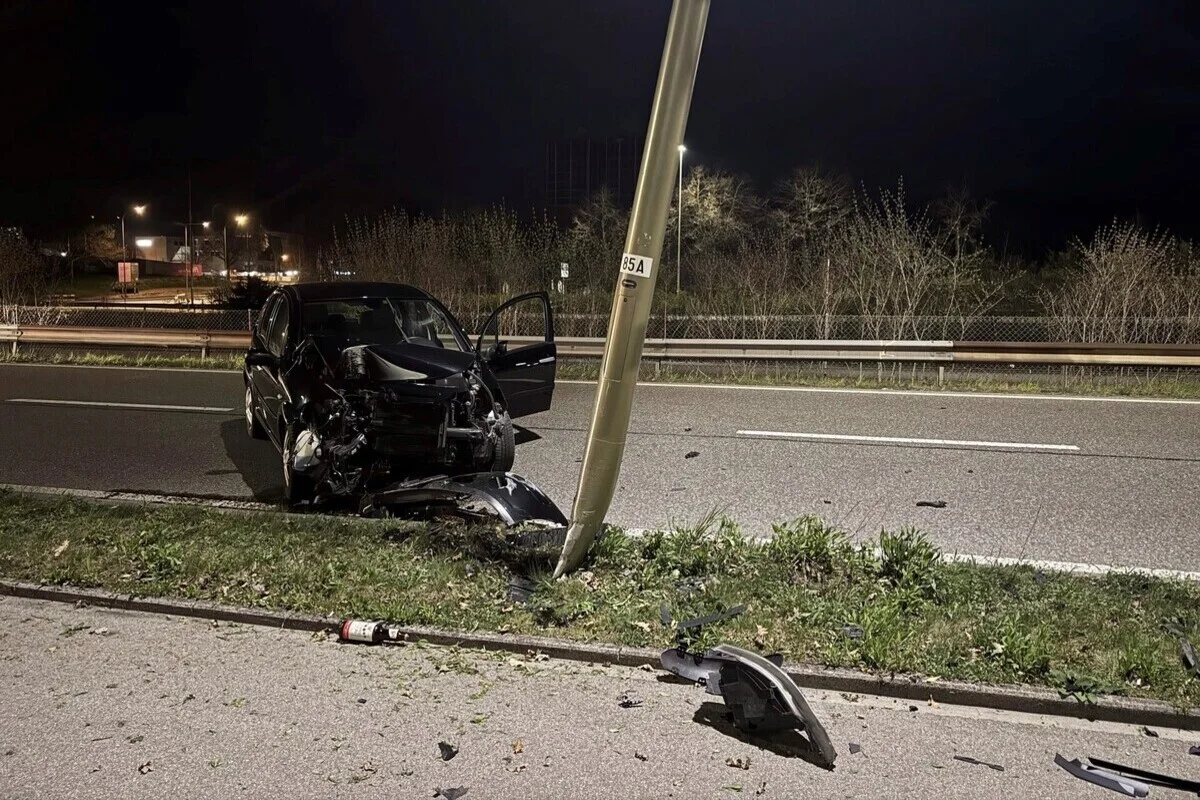 Unfall in Winterthur-Töss ZH – Frontal mit Strassenlaterne kollidiert
