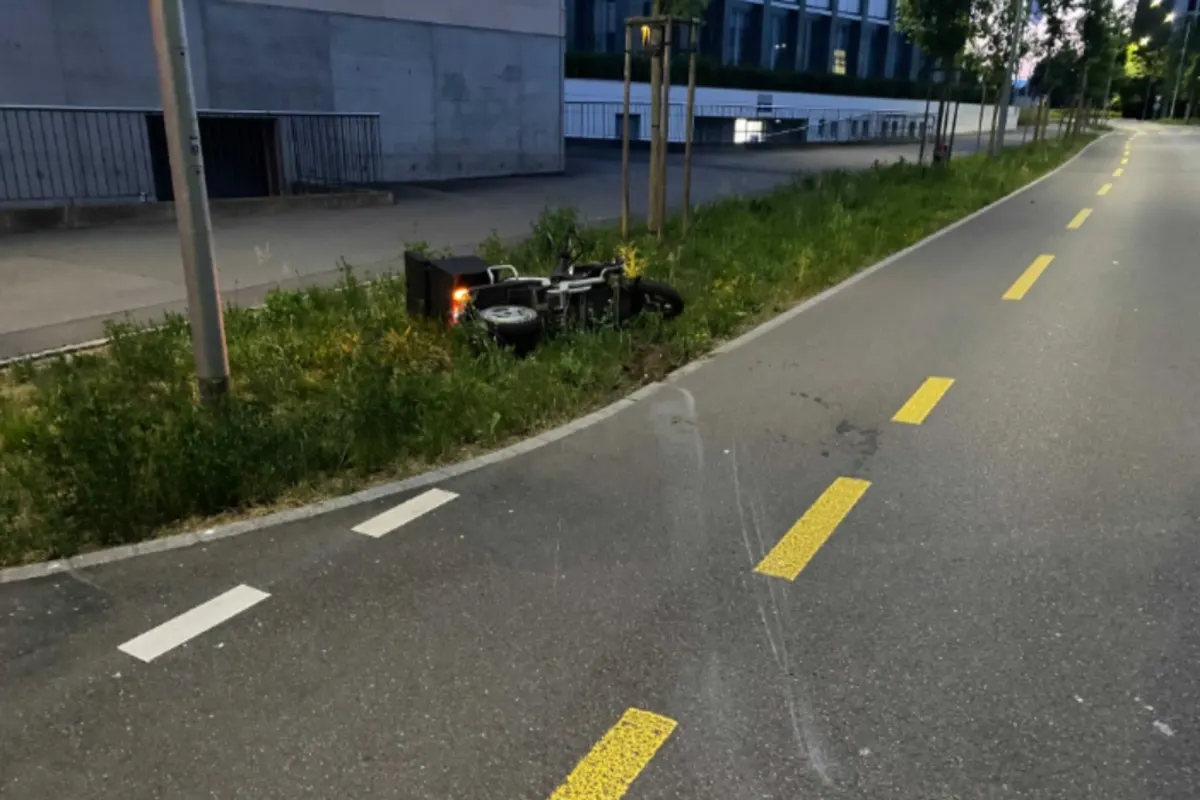Verkehrsunfall heute in Zug - Fahrunfähiger Rollerfahrer ignoriert die Polizei und baut einen Unfall
