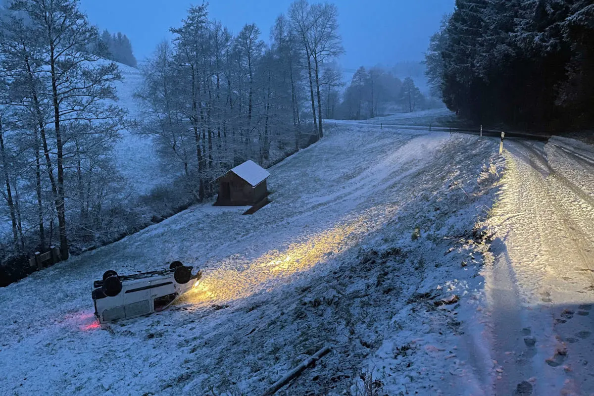 Roggiswil LU – Lieferwagen gerät von schneebedeckter Strasse und überschlägt sich
