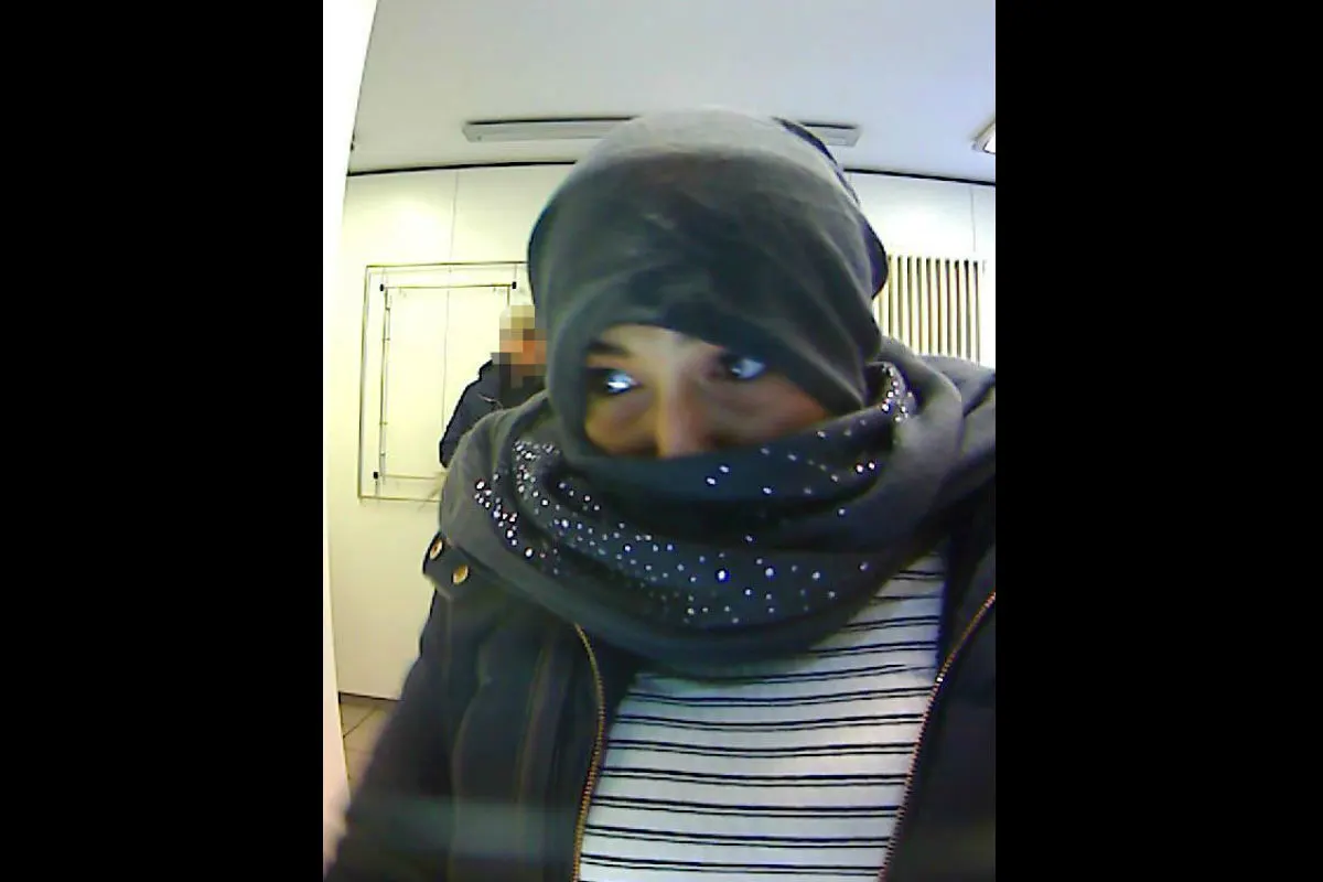 Bonn - Geld mit gestohlener Karte abgehoben - Fahndung