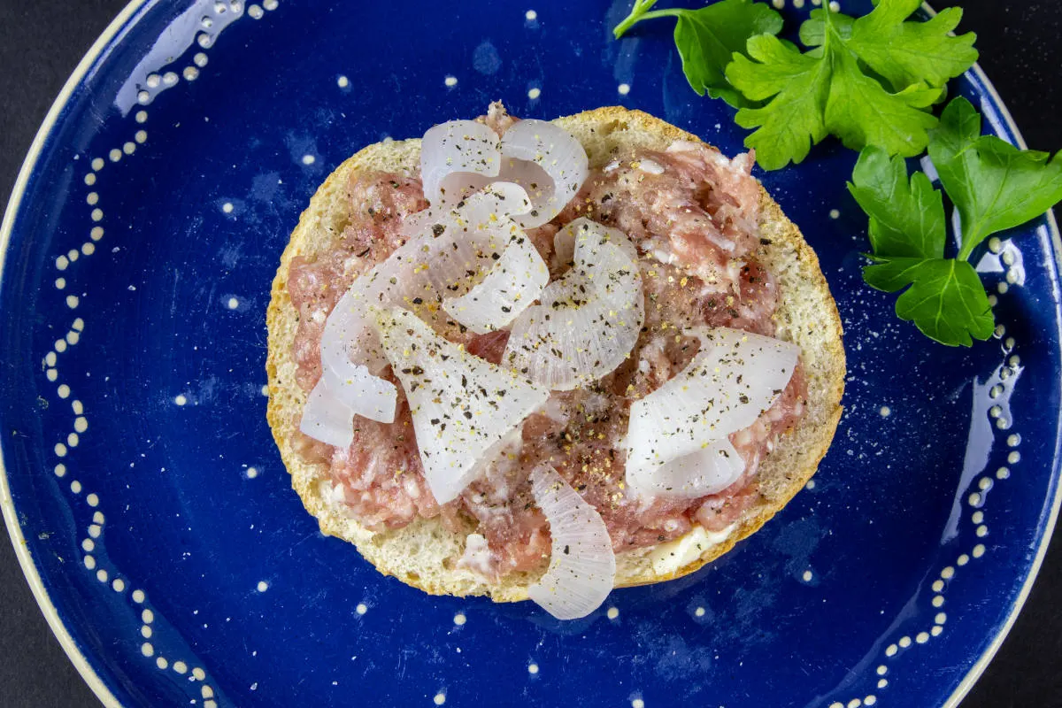 Mit Mettbrötchen auf der Autobahn beworfen