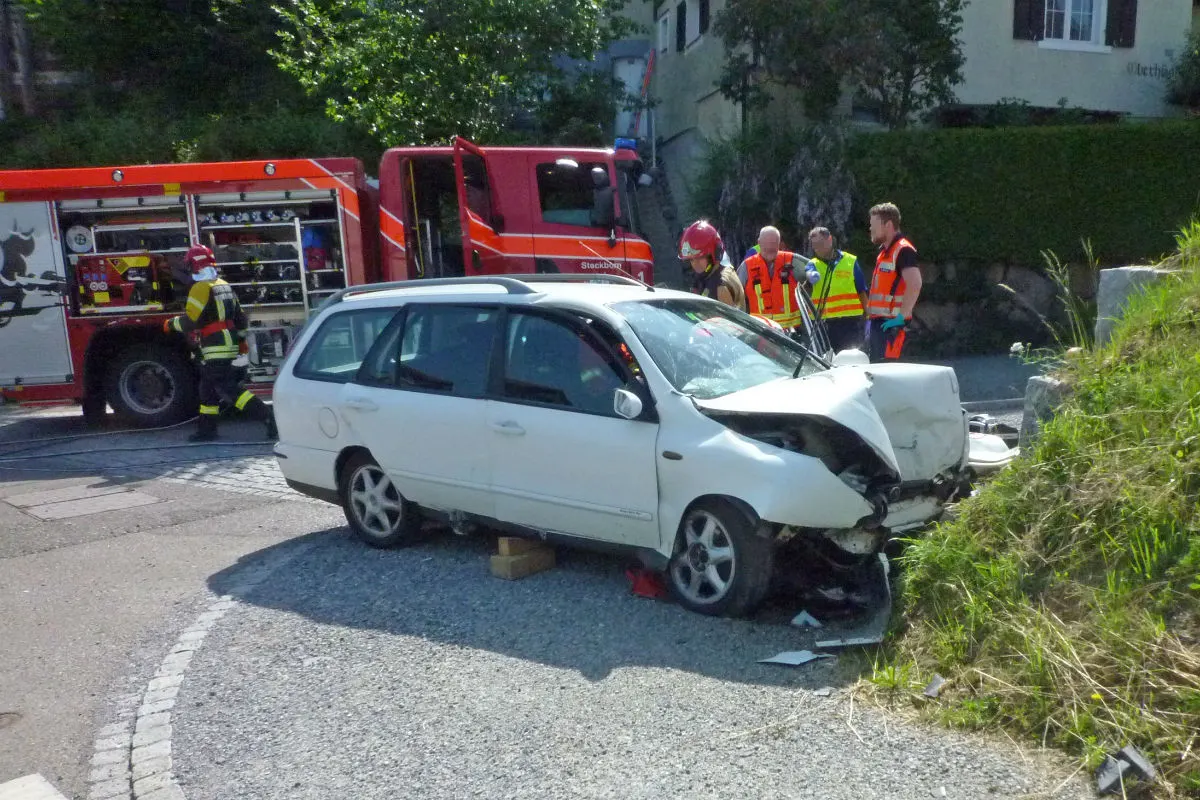 Steckborn TG - Auto kracht in Stützmauer