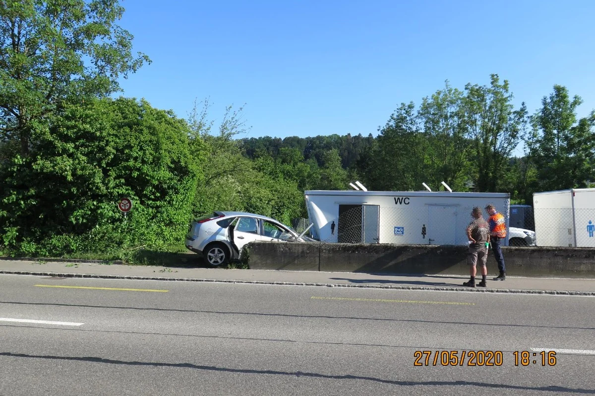 Zwingen BL - Ford fährt in WC-Häuschen!