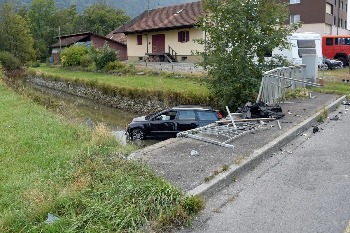 Unfall in Malters LU - Spektakulär mit Auto in Bachbett gelandet