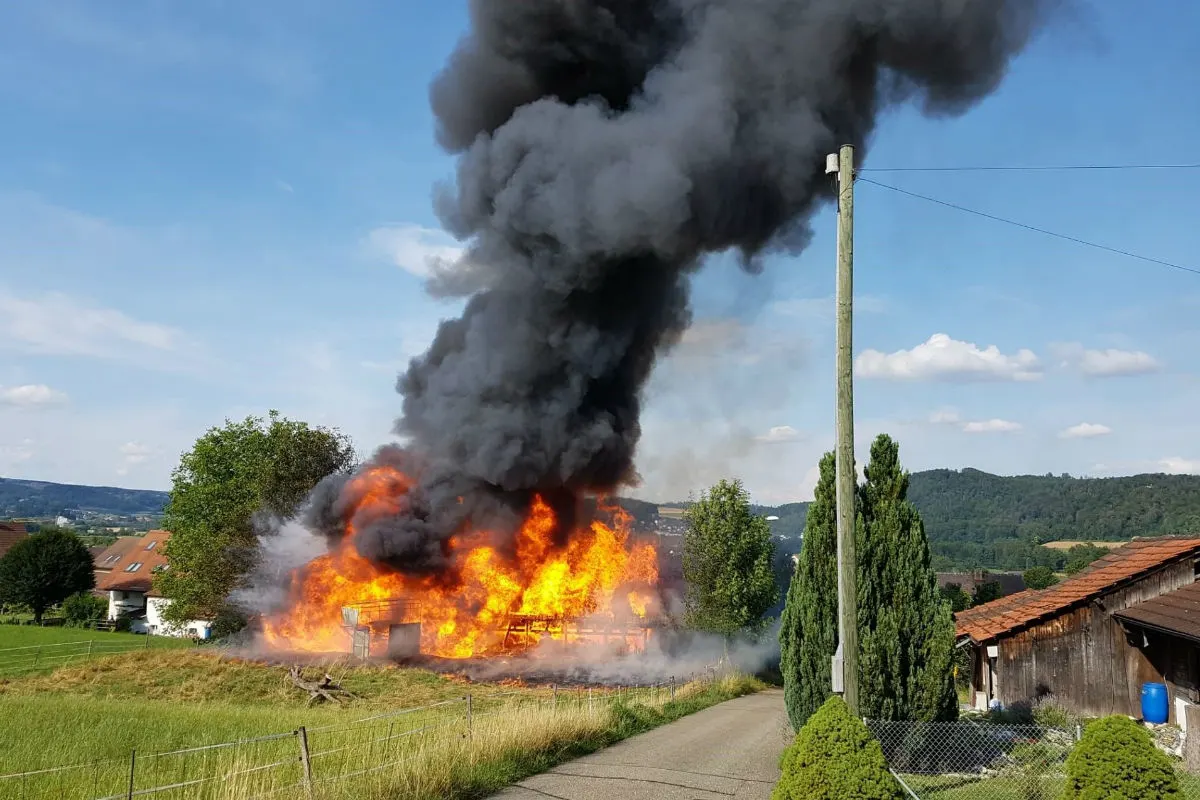 Veltheim AG - Strohballenbrand führte zu grossem Schaden