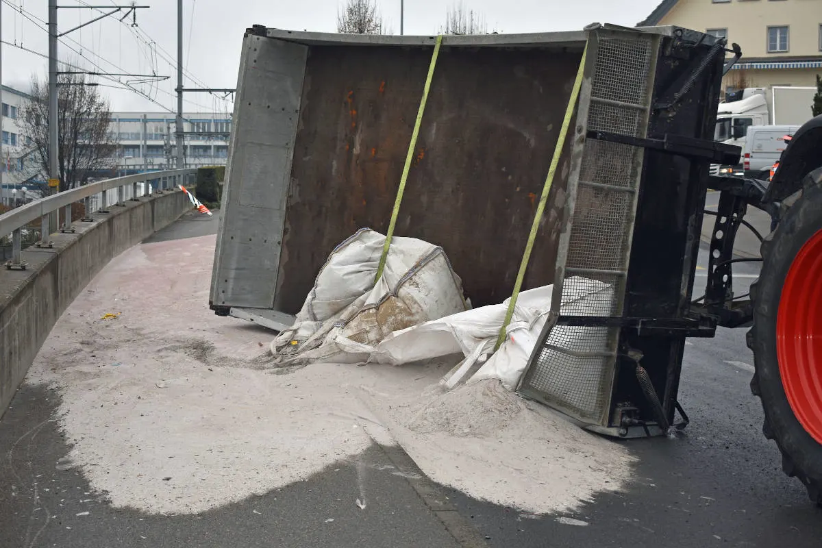 Hochdorf LU – Anhänger kippt und verliert Ladung