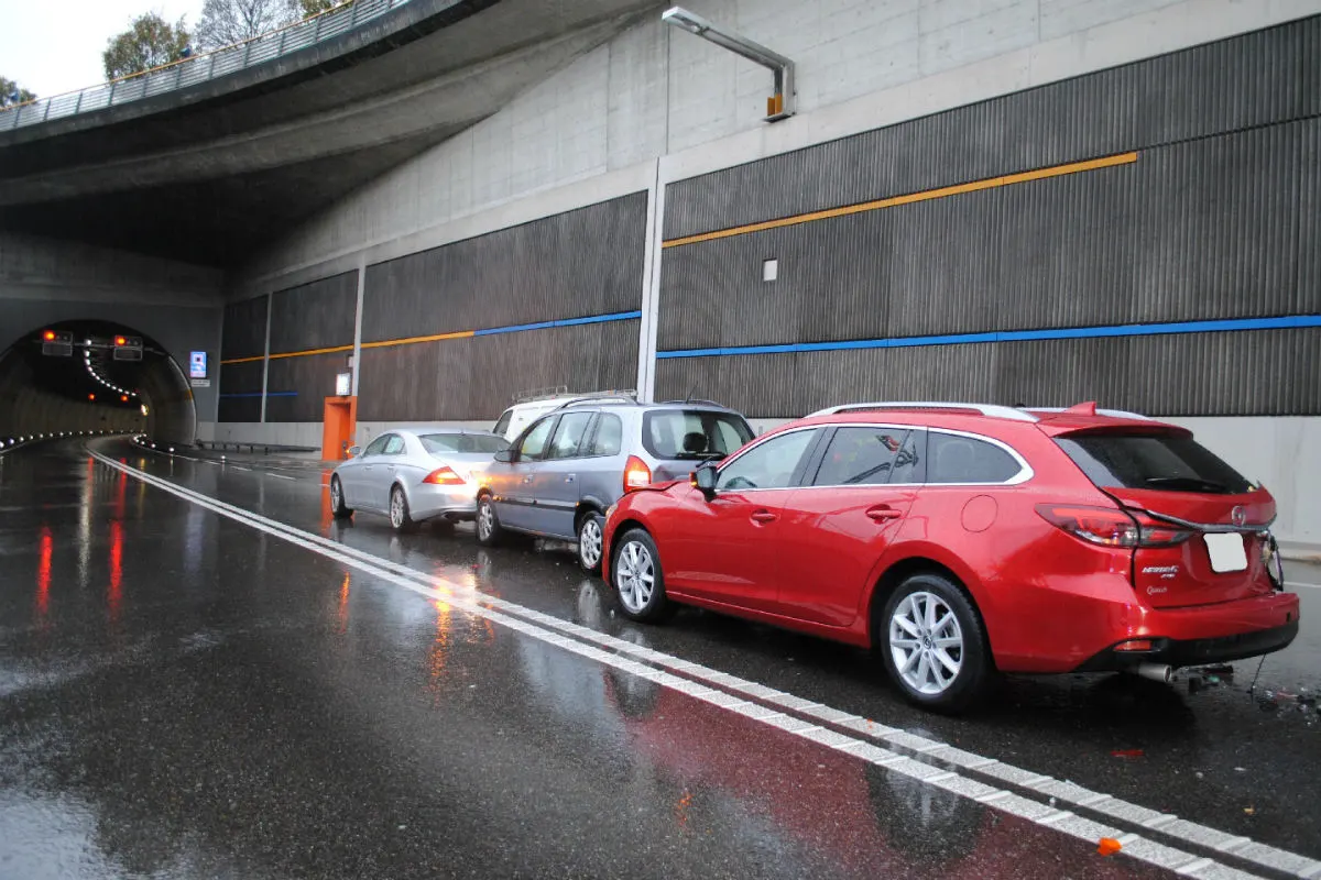 Schaffhausen/A4 SH  - Auffahrunfall vor Fäsenstaubtunnel