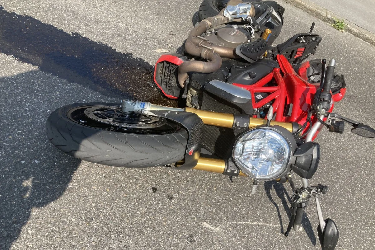Unfall in Netstal GL - Autofahrer übersieht Töfffahrer