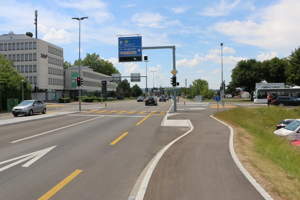 Opfikon-Glattbrugg ZH - Autolenker nach Kollision mit Velokurier geflüchtet