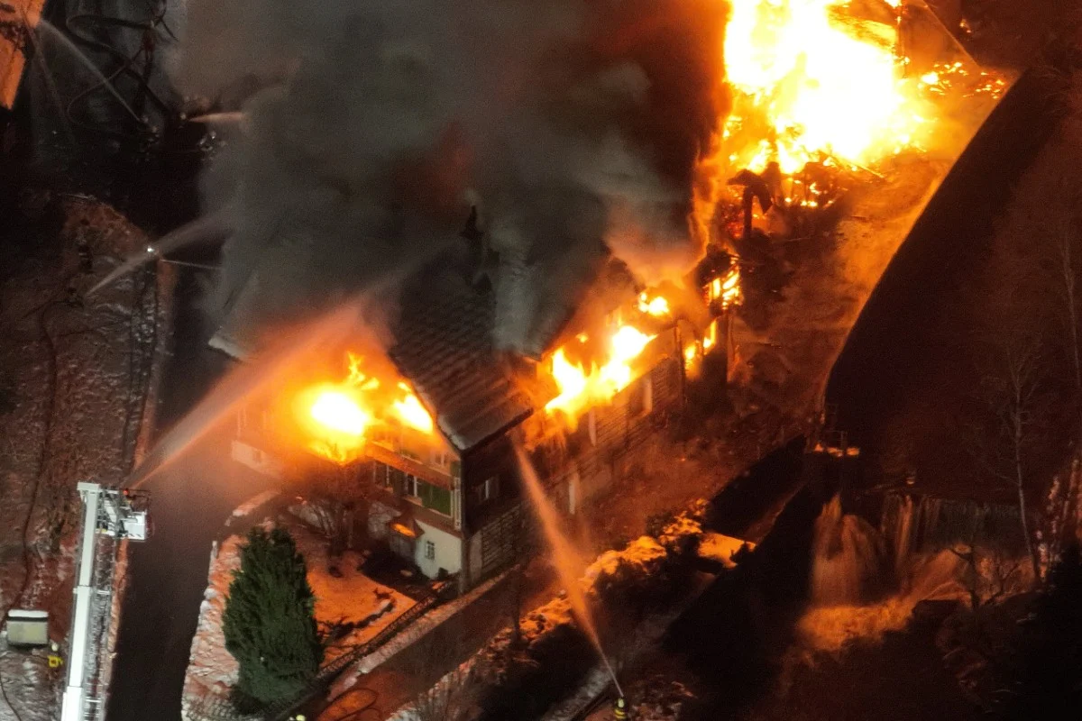  Neu St. Johann SG - Grossbrand zerstört Sägerei - Löscharbeiten dauern an