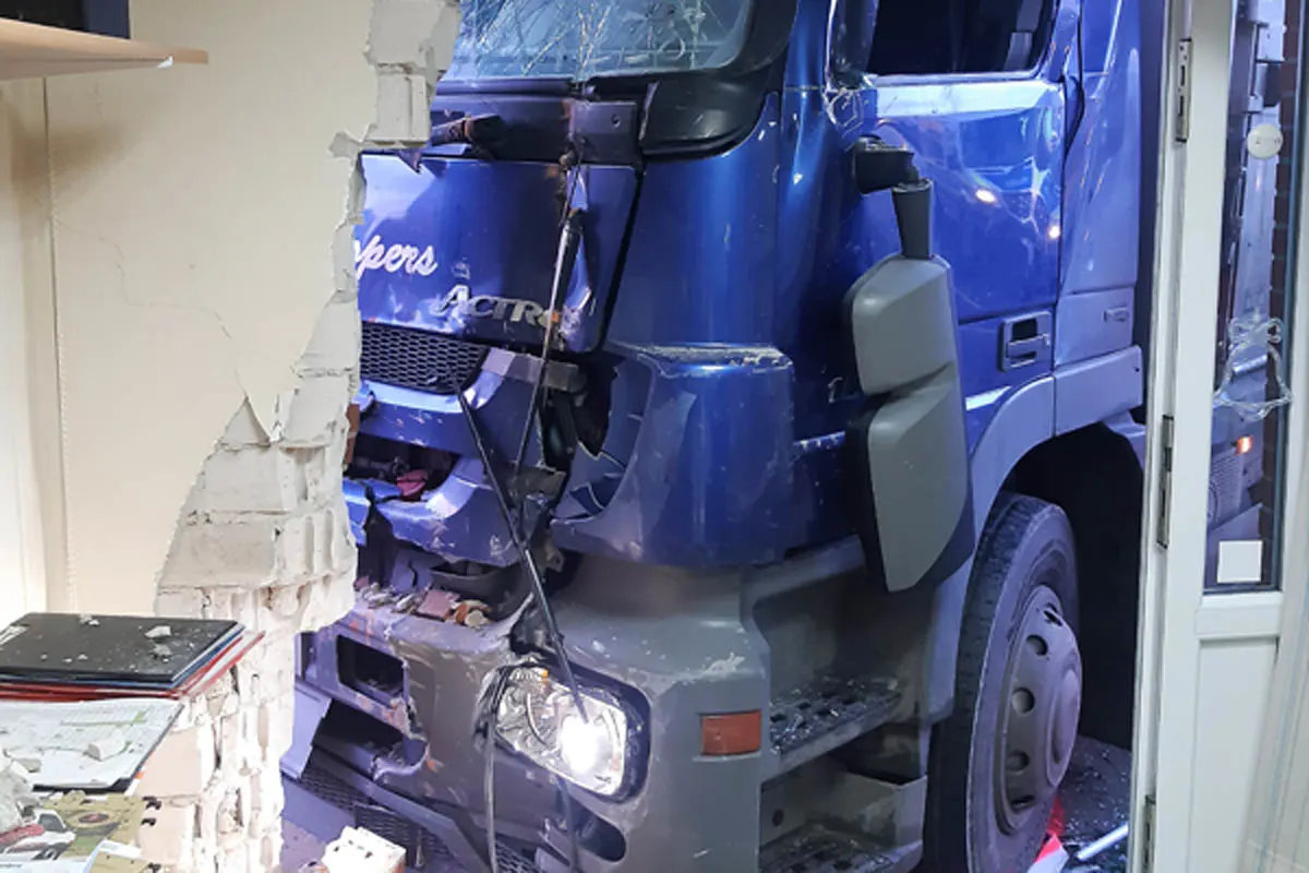 Tragischer Unfall in Bremerhaven - Lkw fährt in ein Wohn- und Geschäftshaus!