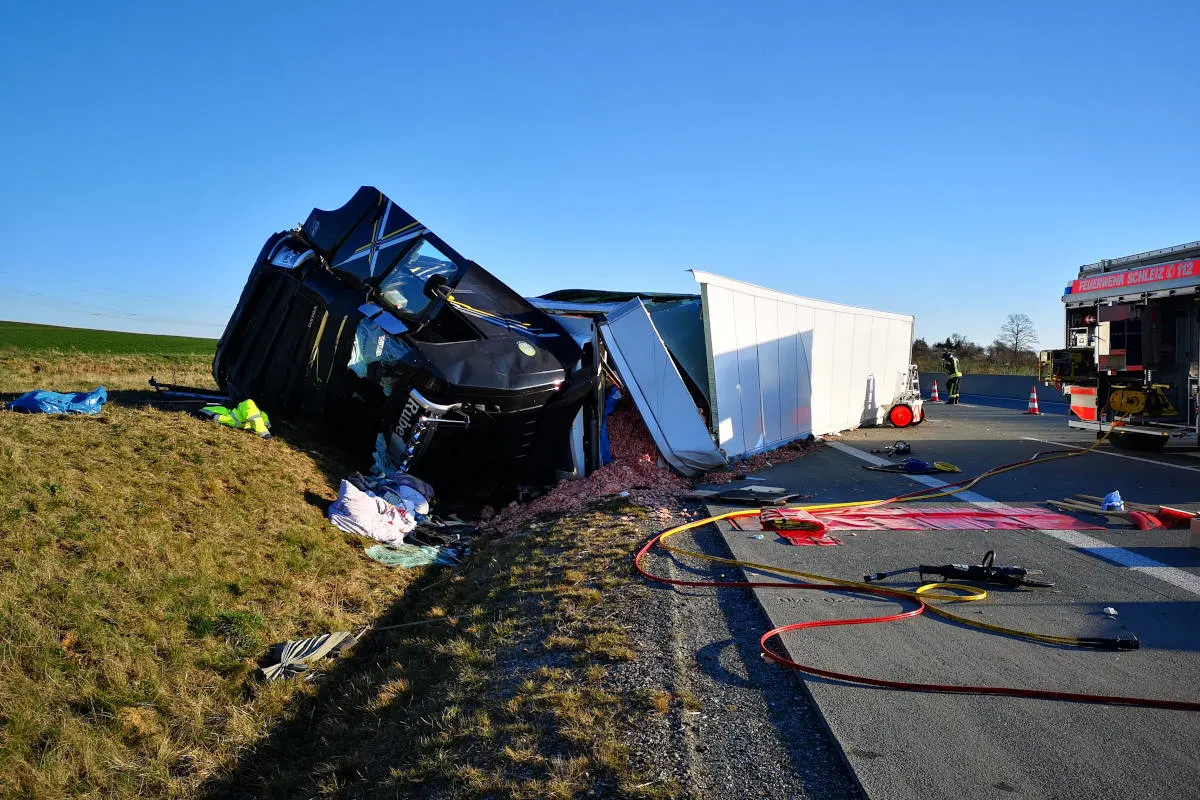 A9 Schleiz – Lkw in den Graben gefahren